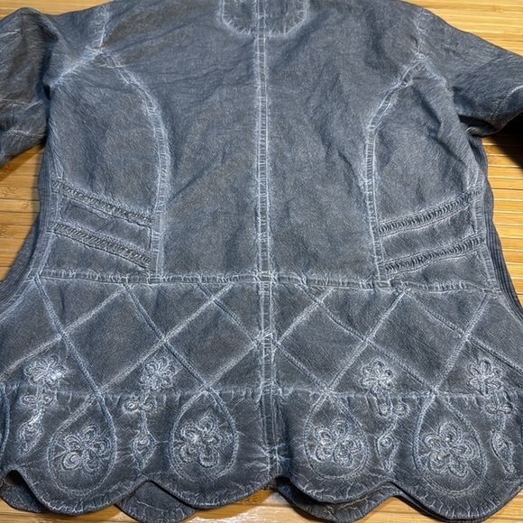 Beautiful 💯 Cotton Gray Lace Button-Up Blouse With Lace Detail - Picture 8 of 11